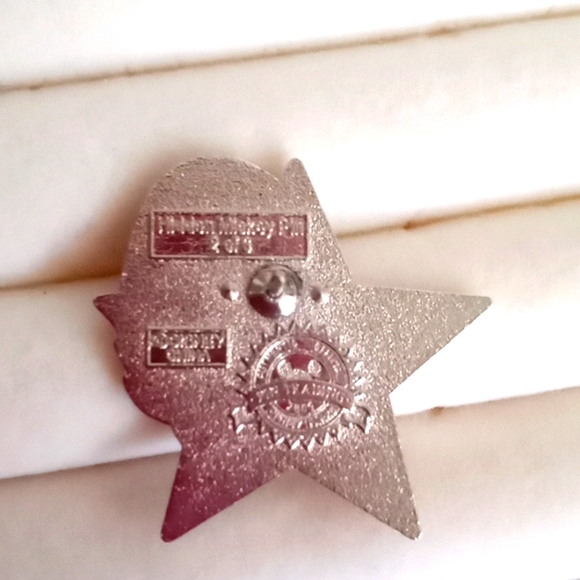 DISNEY HIDDEN MICKEY LILO AND STITCH SALUTING PIN - Picture 3 of 5